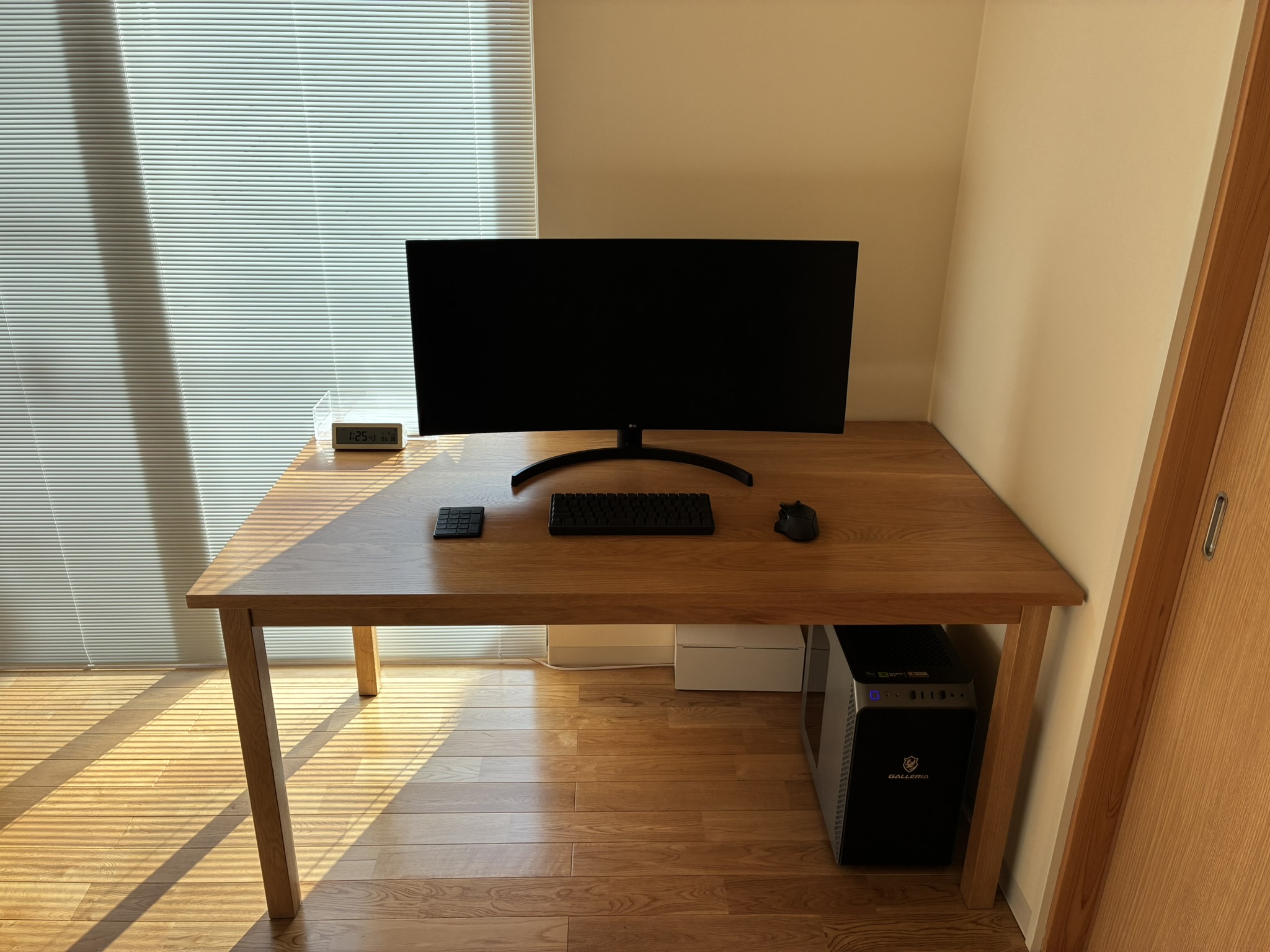 デスク周りの備品、配線を整理